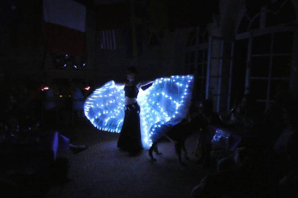 Danseuse de mains de feux