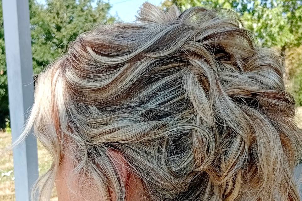 Coiffure relevée naturelle