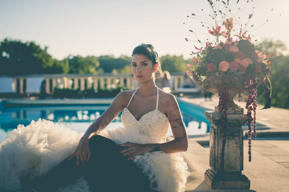 La mariée devant la piscine