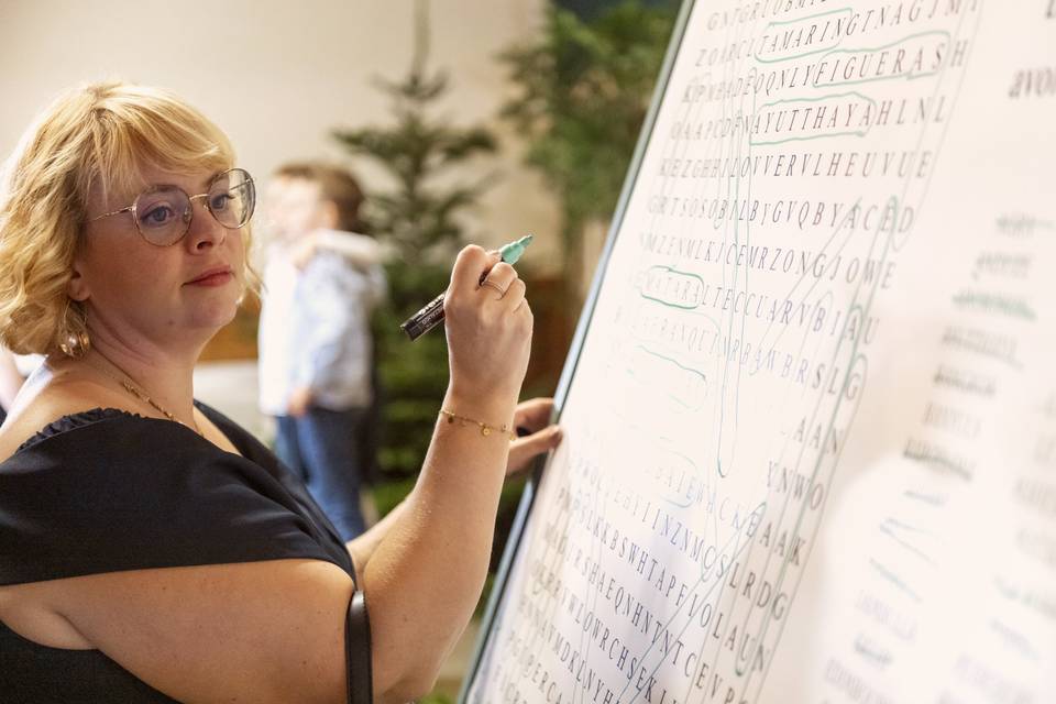 Jeu de mots-fléchés géant