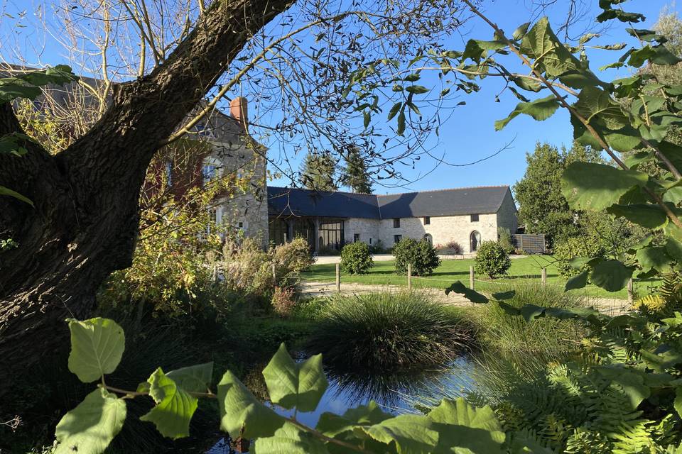 Devant Garnison, cour et salle