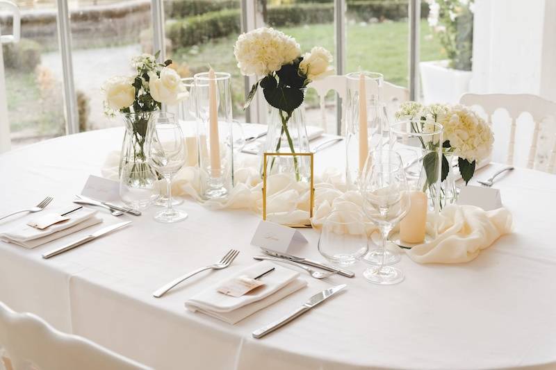 Table élégante crème et doré