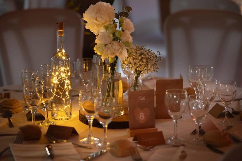 Table et guirlande lumineuse