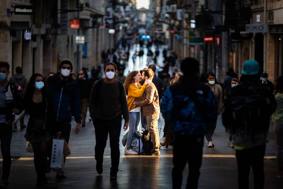 Photo de couple dans la rue