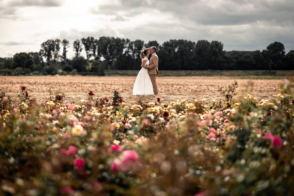 Séance couple dans les fleurs