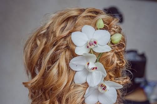 Coiffure bouclée rail de fleur