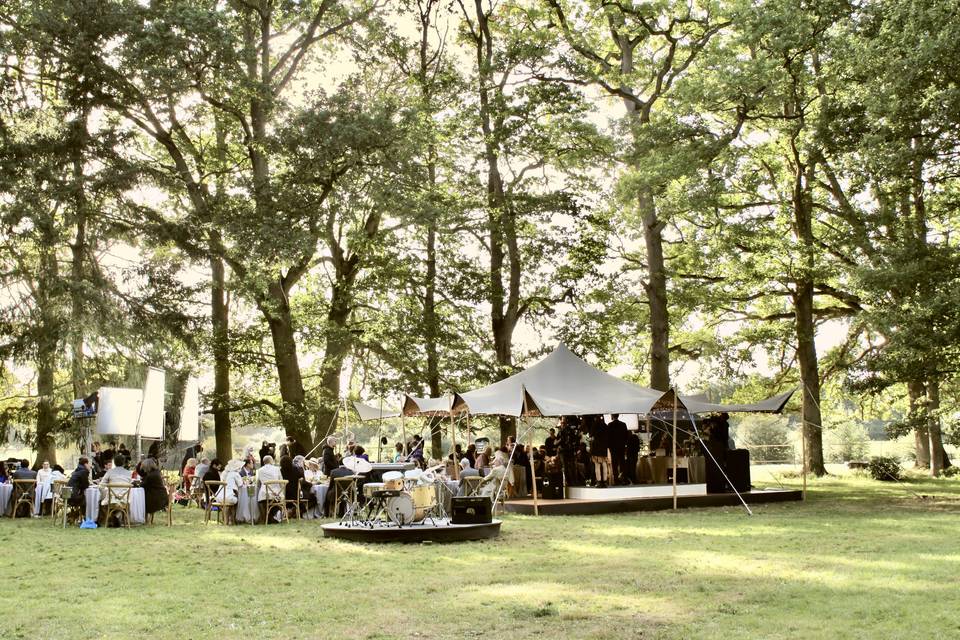 Tables et petit orchestre