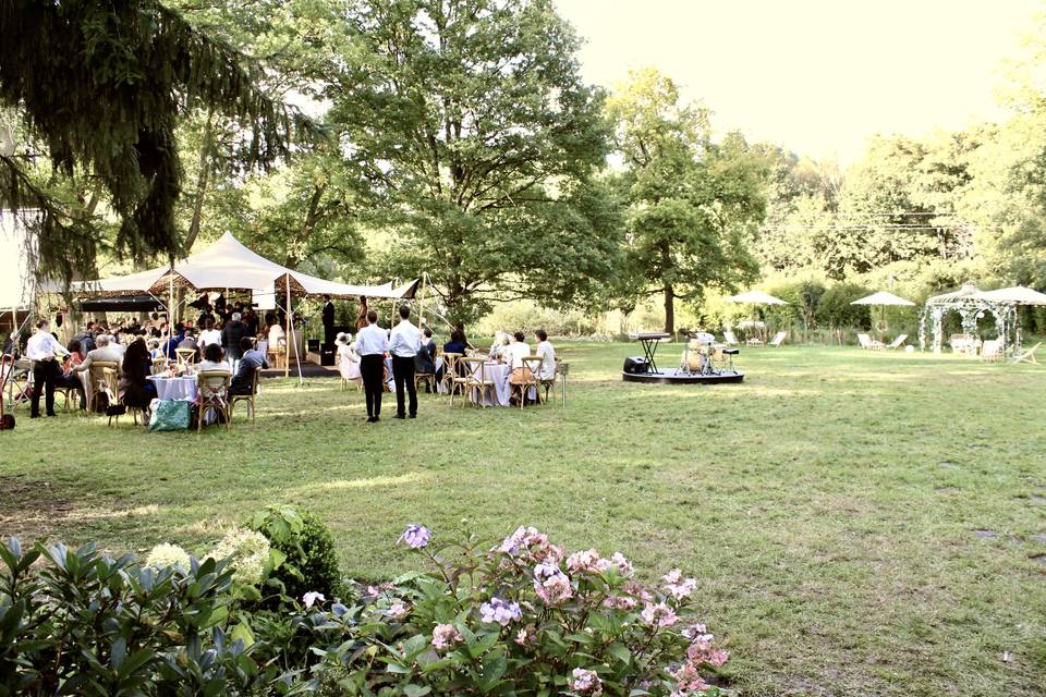 Tables et petit orchestre