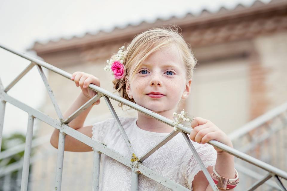 La fille des mariés à la mairie