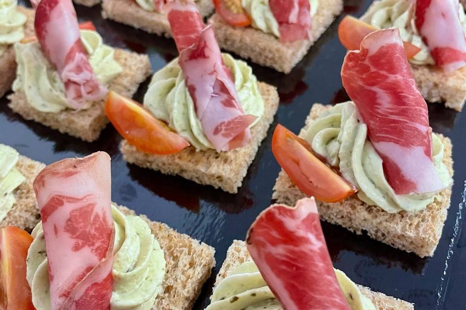 Canapés Coppa, crème de pesto