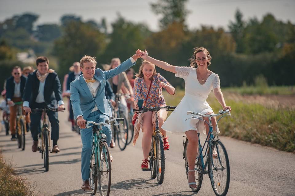 Sortie de l'église à vélo