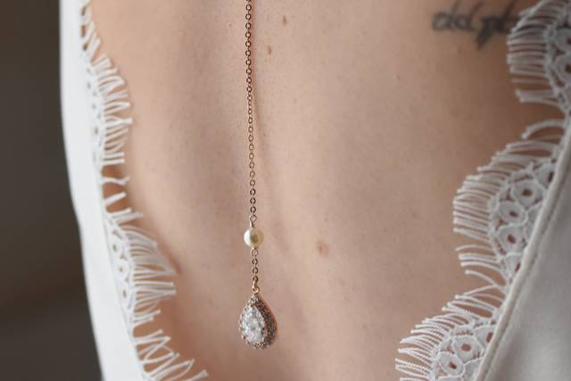 Bijou de robe dos nu