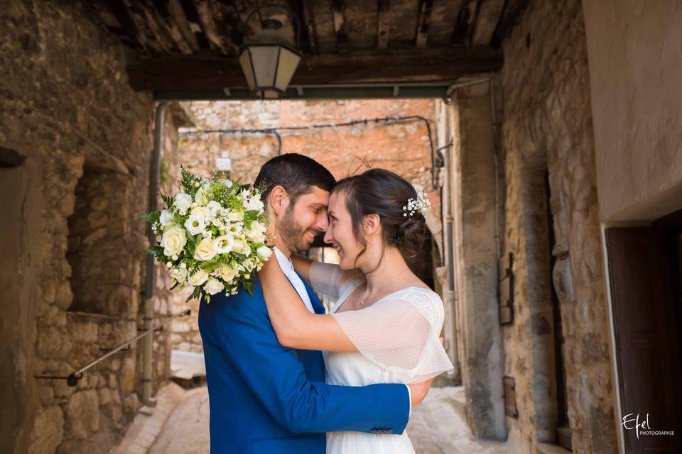 Shooting couple dans un villag