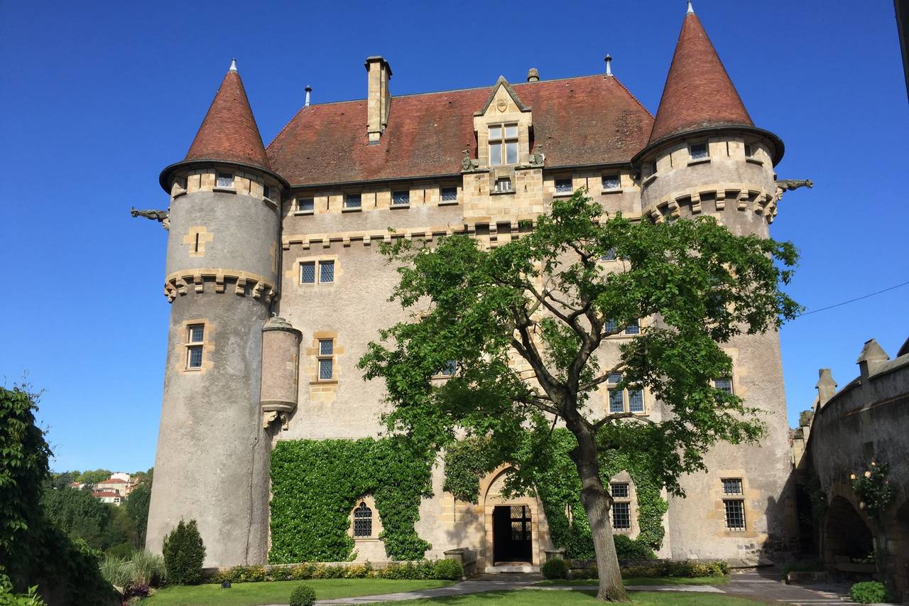 Château de Saint-Amant.