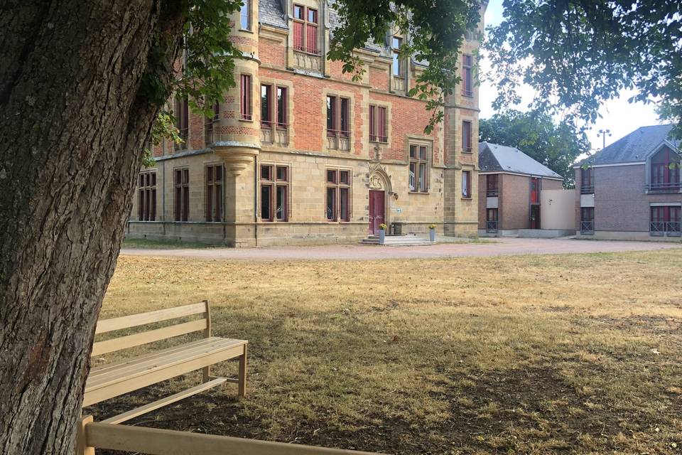 Chateau de Petit Bois – Cosne-d'Allier  Château Hôtel Restaurant Salle  séminaire & Mariage