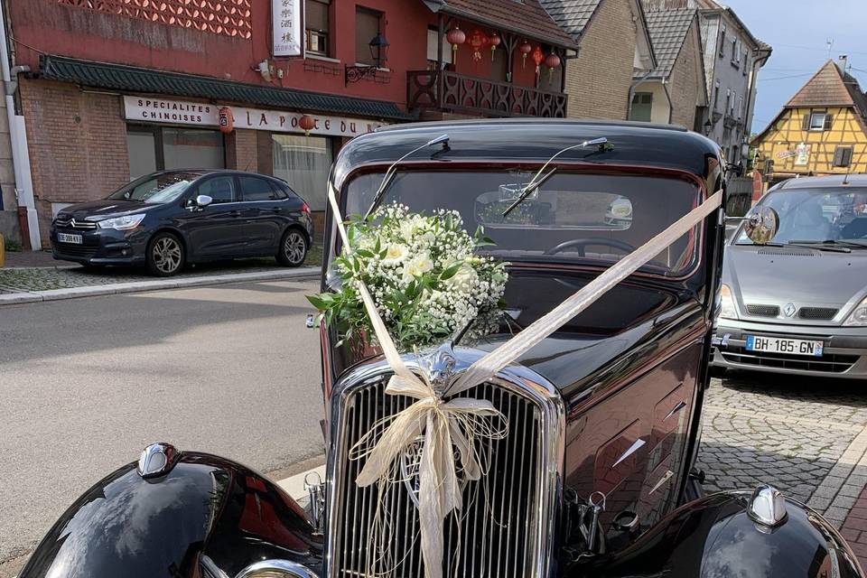 Voiture fleurie