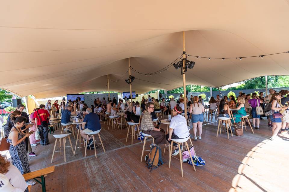 Salon lounge
