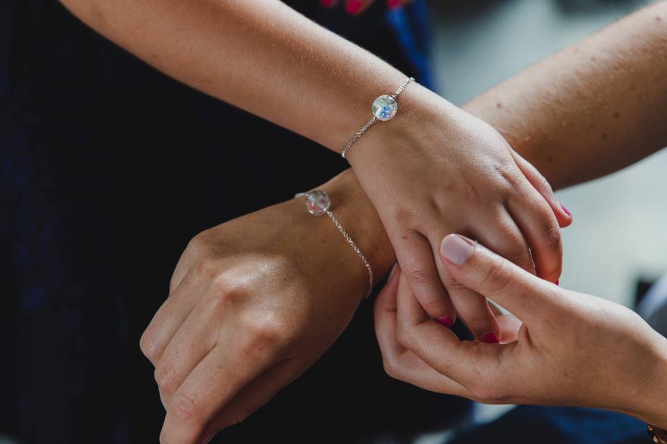 Bracelets et fleurs de verre