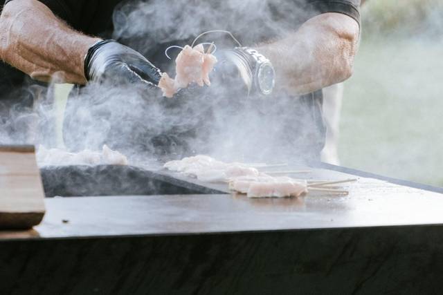 Preparation_brochettes_sur_plancha