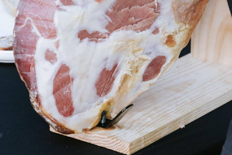 Decoupe_jambon_main_gants_noirs