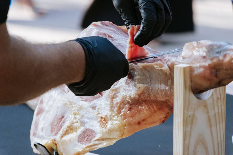 Decoupe_jambon_main_gants