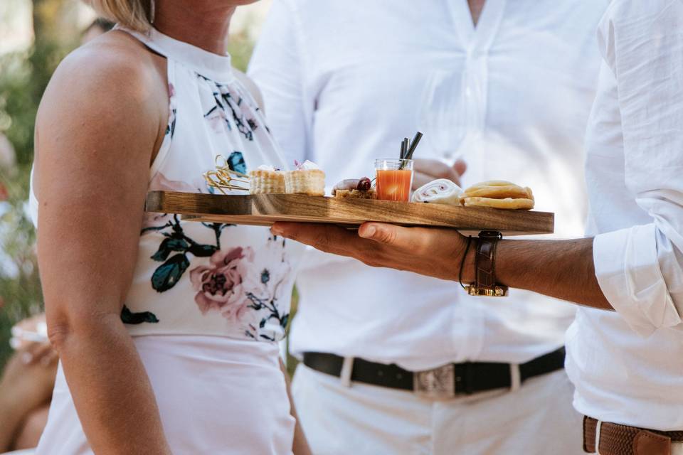 Personne_serve_plateau_apero