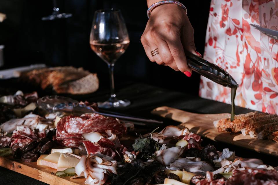 Planche_charcuterie_detail_main
