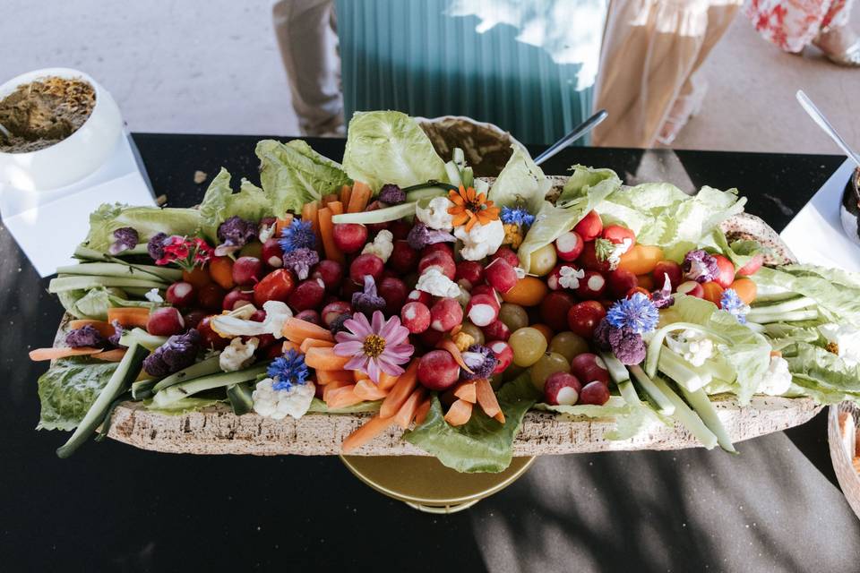 Plateau_legumes_coupes_fleurs