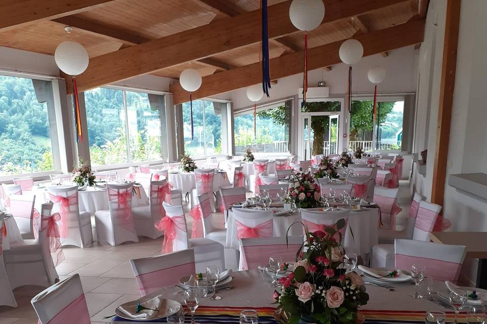 Salle de réception décorée.