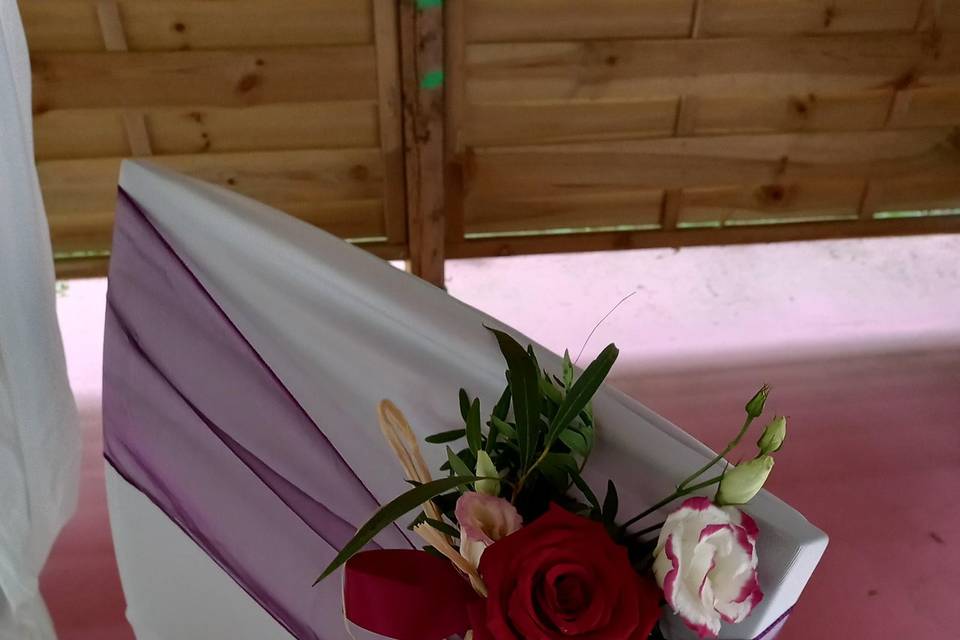 Chaises décorées.