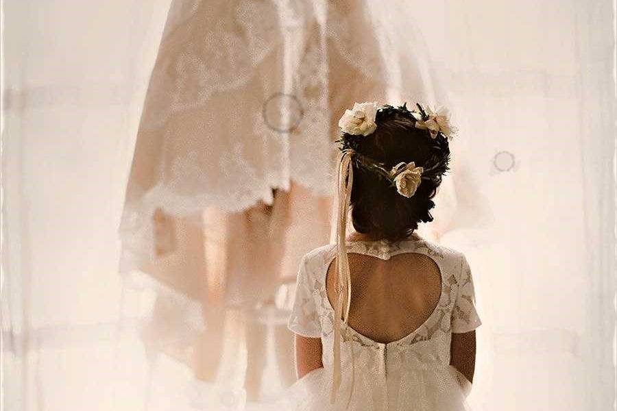 Sa fille devant sa robe
