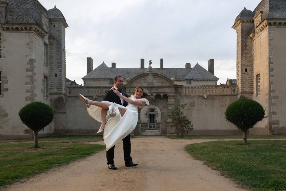 Les mariés devant la porte