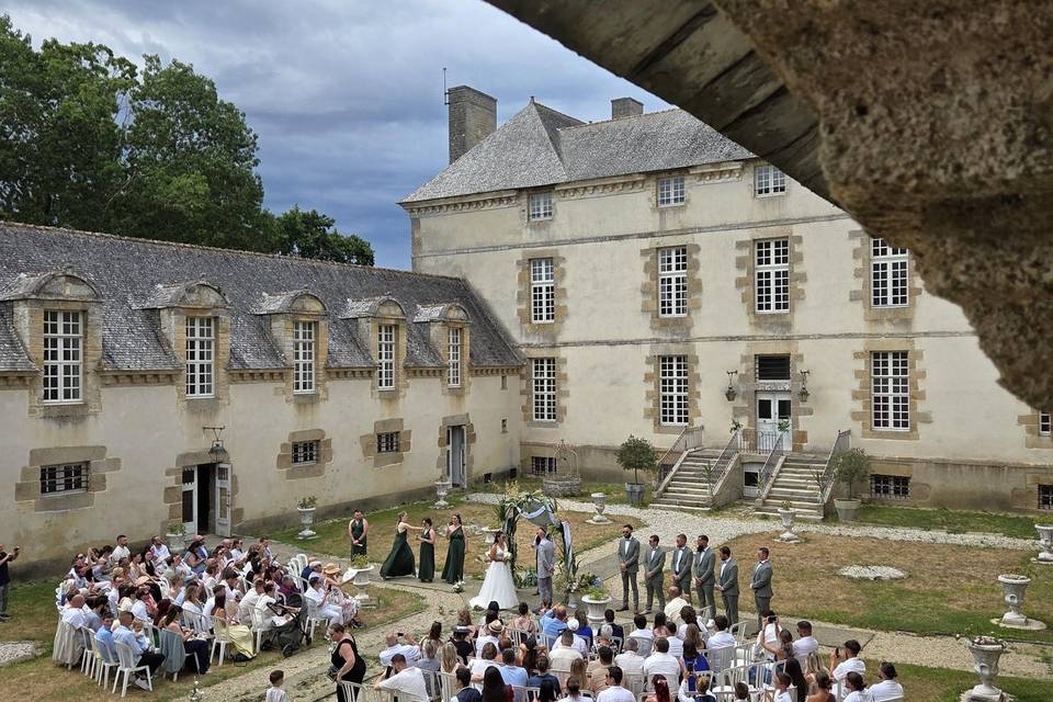 Cérémonie dans la cour