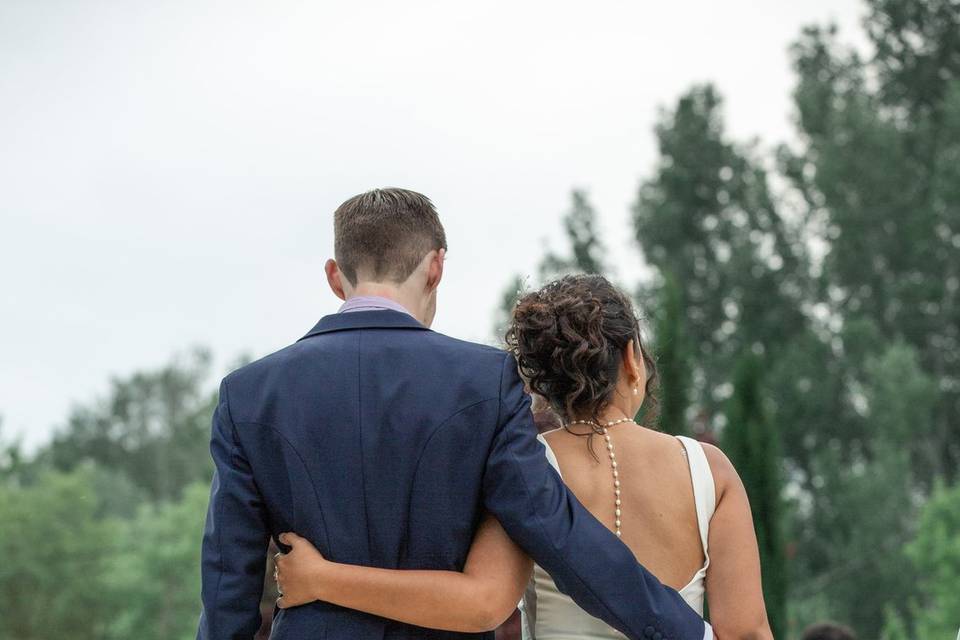 Le couple de jeunes mariés