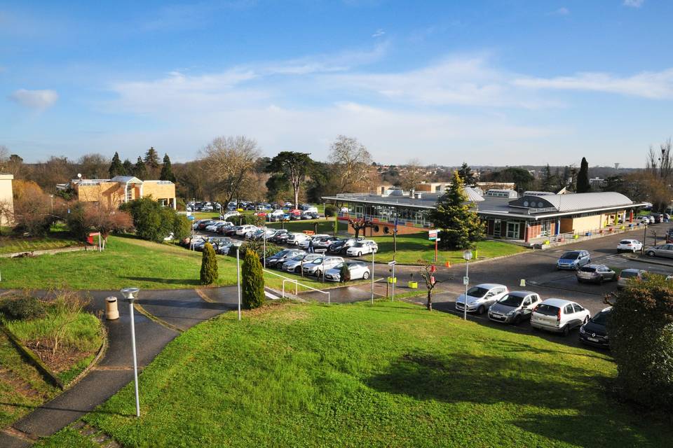 300 places de parking