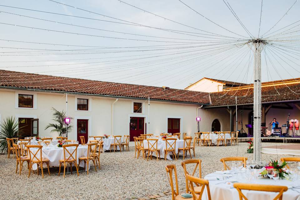 Dîner dans la cour