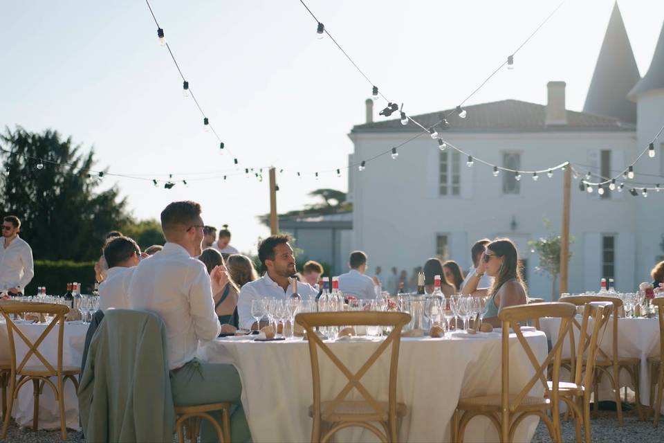 Dîner dans la cour