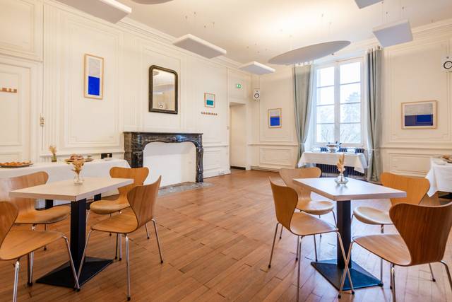 Grande salle de restaurant