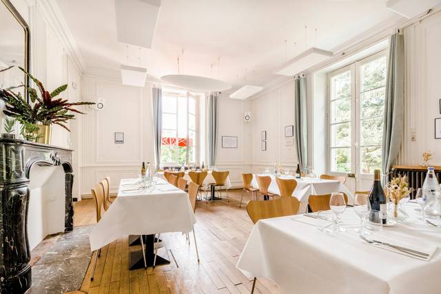 Grande salle de restaurant