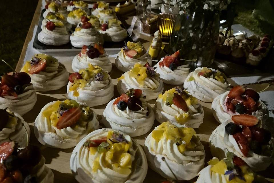 Pavlova et buffet desserts