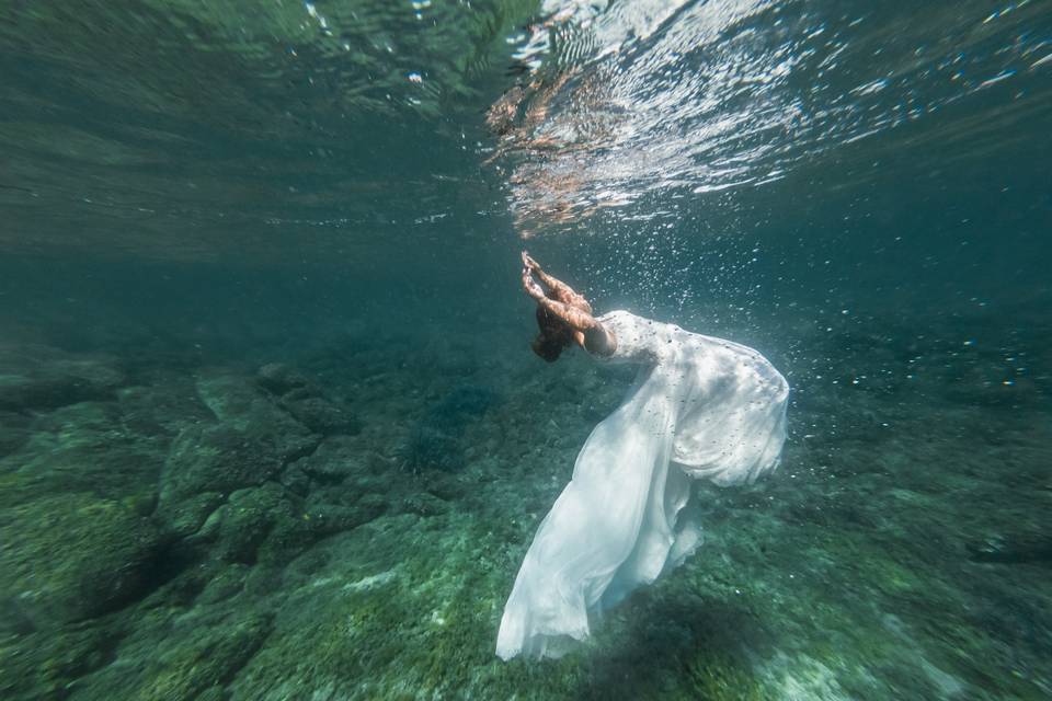 Trash The dress underwater