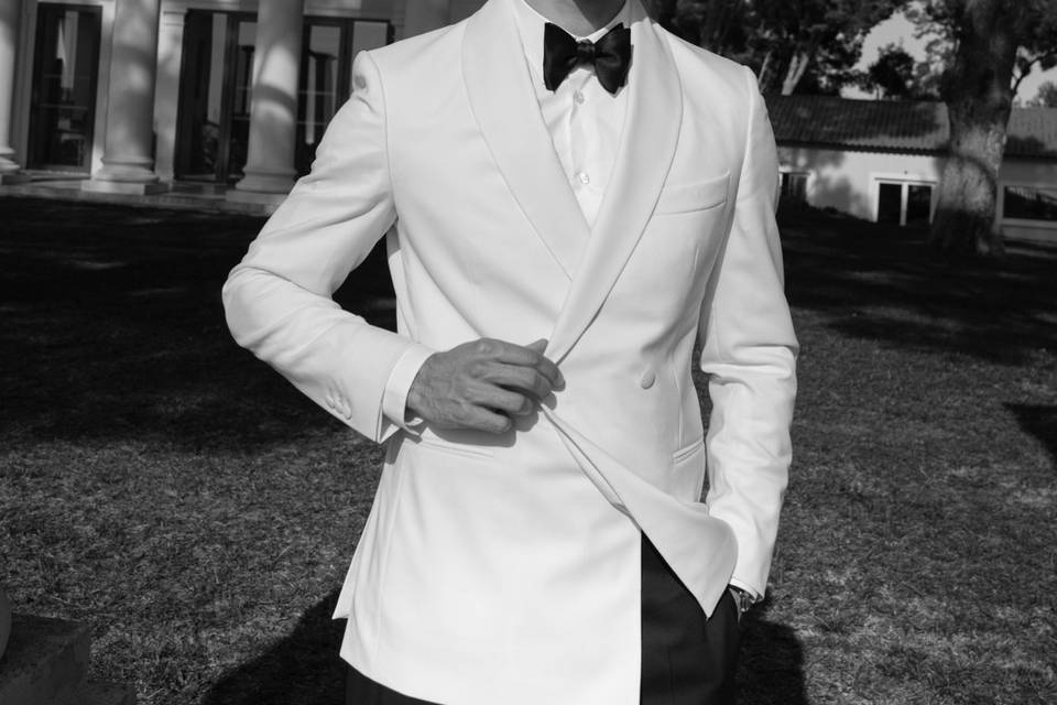 Le marié en costume de soirée