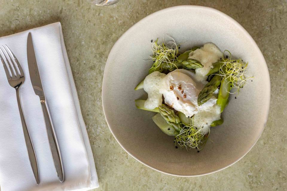 Entrée oeuf poché et asperges