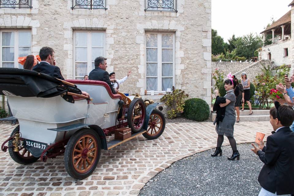 Arrivée mariés en voiture