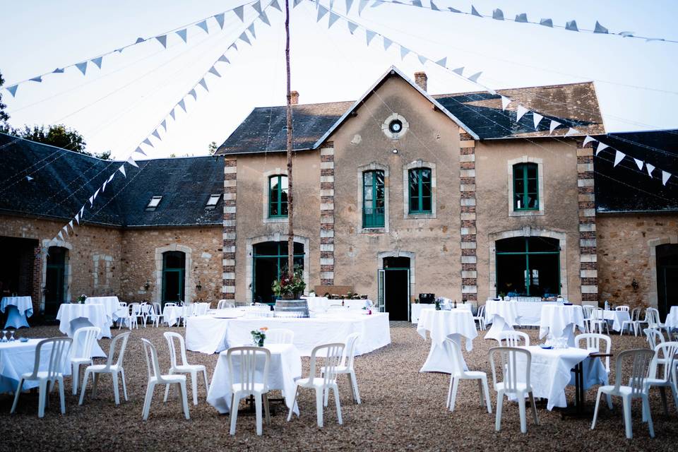 Dîner dans la cour des Ecuries