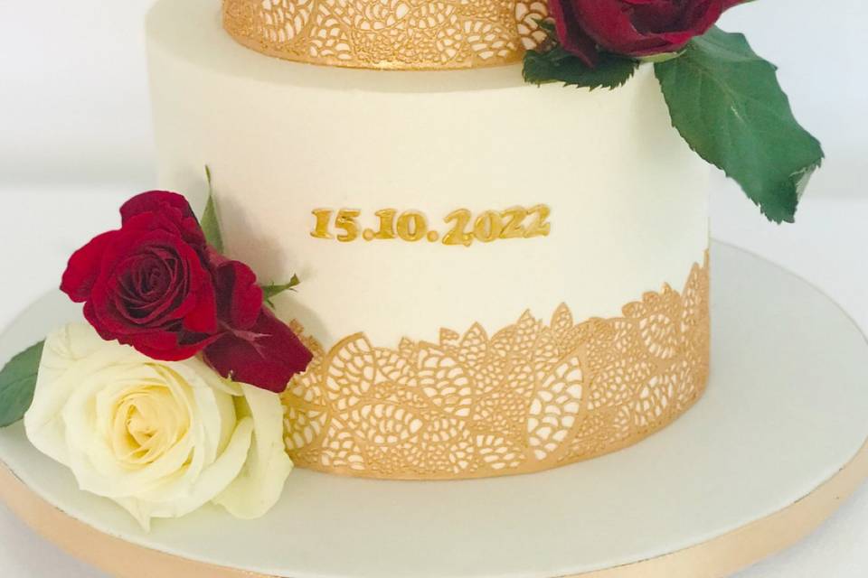 Wedding cake gold lace