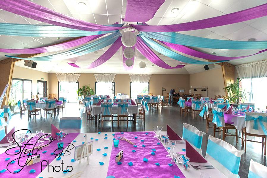 Salle décorée pour un mariage