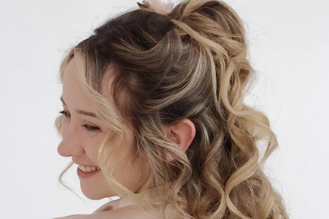 Chignon semiattaché romantique