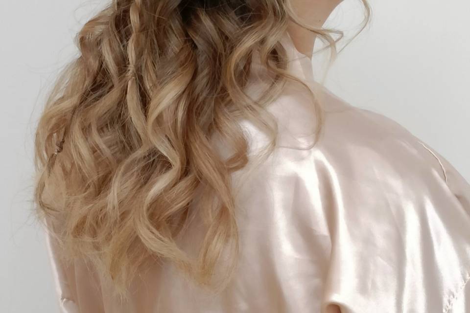 Chignon semiattaché romantique