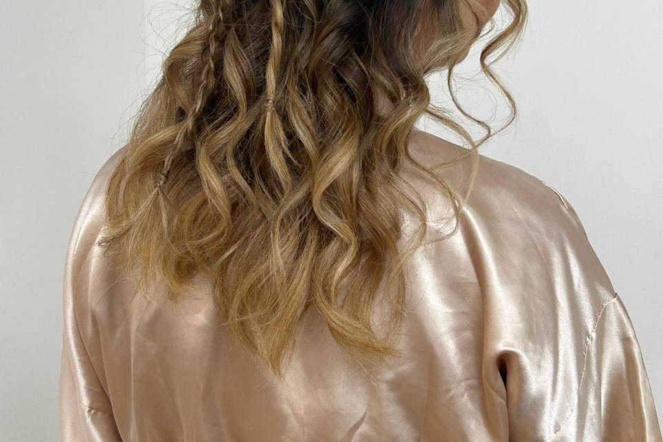 Chignon semiattaché romantique